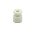 Isolateur en porcelaine blanc pour petit câble torsadé.