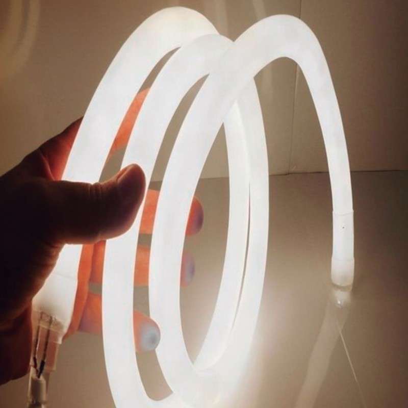 20 mètres de néon LED direct 220V avec un angle d'ouverture de 270º réglable et conçu pour une utilisation en extérieur.