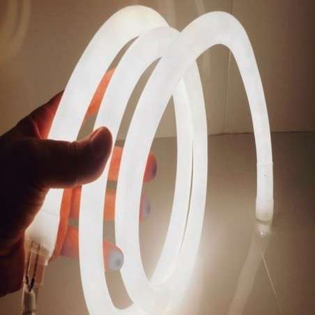 20 mètres de néon LED direct 220V avec un angle d'ouverture de 270º réglable et conçu pour une utilisation en extérieur.
