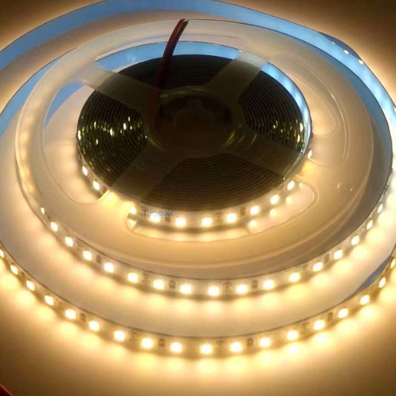 Rouleau 5 mètres bande LED 24V ouverture 120º réglable pour l'extérieur IP65