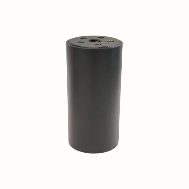 Tube en laiton de couleur noire de 80 mm de hauteur sur 40 mm de diamètre avec un couvercle en laiton.