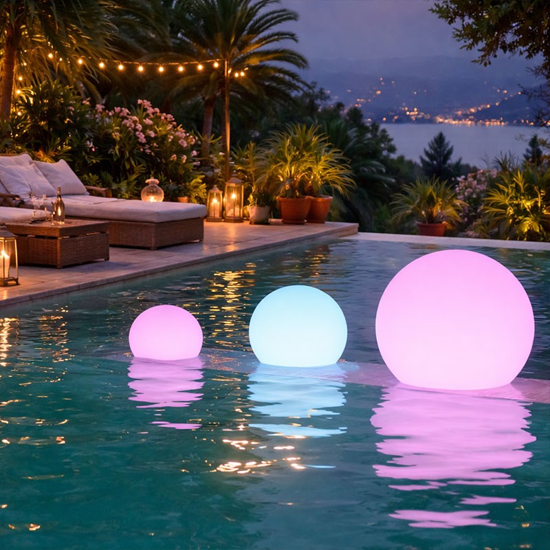 Lampe globe en polyéthylène avec LED RGB programmable pour usage extérieur