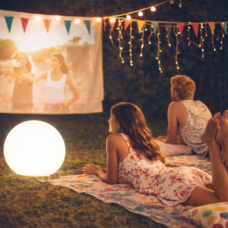 Lampe globe en polyéthylène avec LED RGB programmable pour usage extérieur