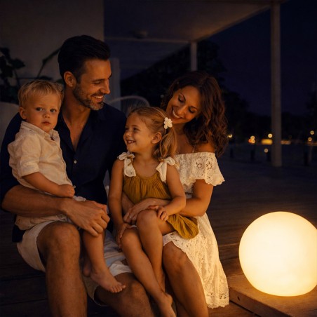 Lampe globe en polyéthylène avec LED RGB programmable pour usage extérieur