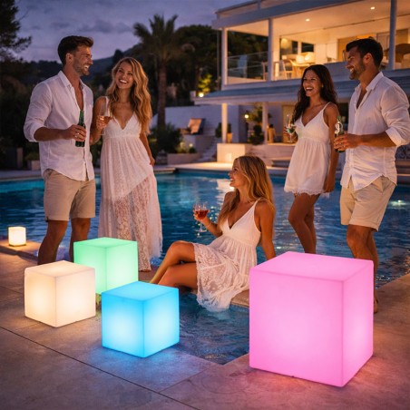 Lampe géométrique en polyéthylène avec LED RGB programmable pour usage extérieur