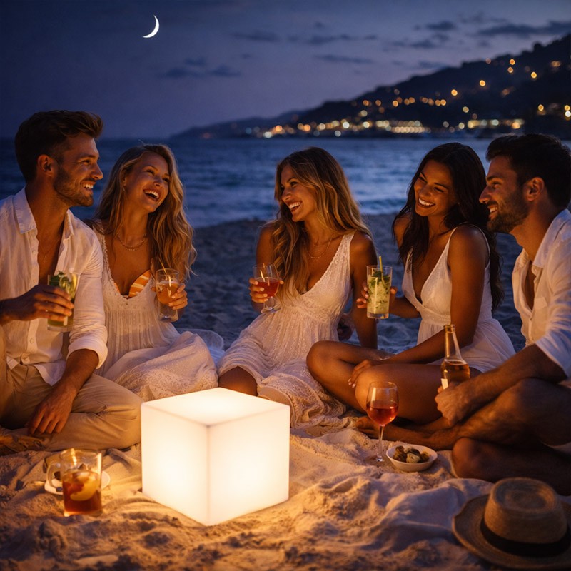 Lampe géométrique en polyéthylène avec LED RGB programmable pour usage extérieur