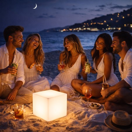 Lampe géométrique en polyéthylène avec LED RGB programmable pour usage extérieur