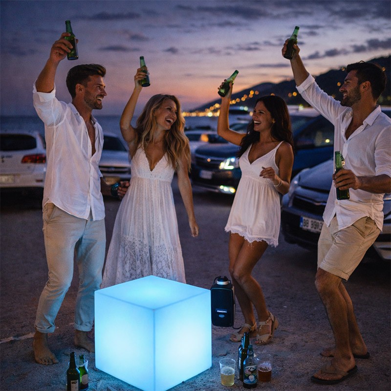 Lampe géométrique en polyéthylène avec LED RGB programmable pour usage extérieur