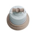 Commutateur en porcelaine, base de surface et boucle en bois naturel.