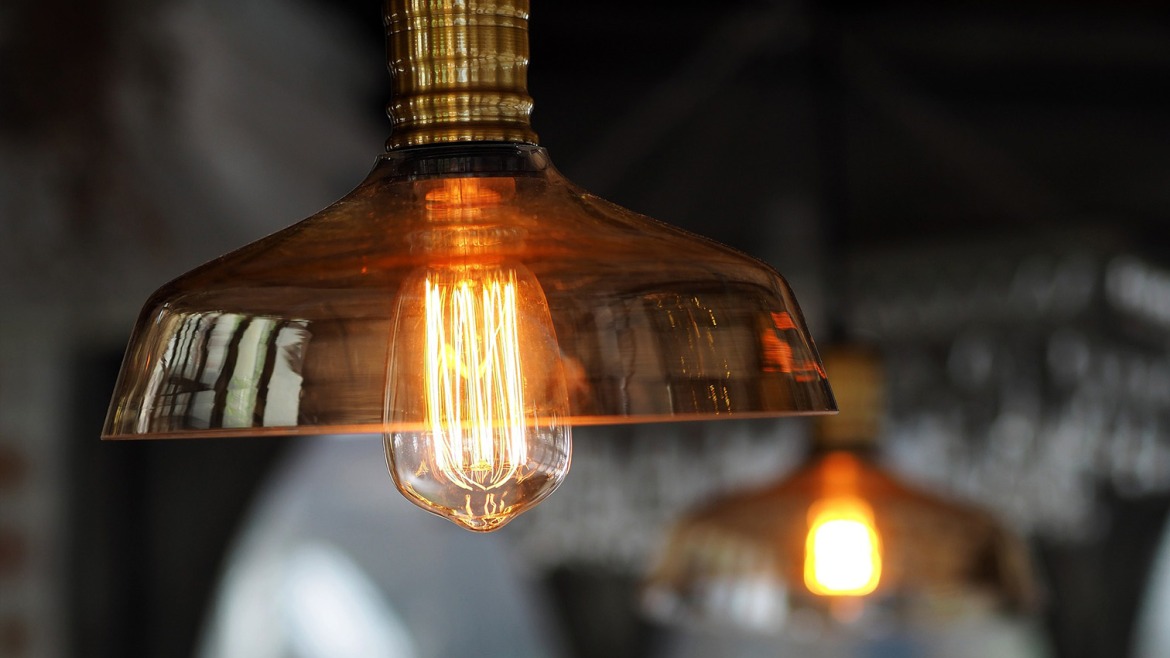 Comment fixer une lampe au plafond facilement