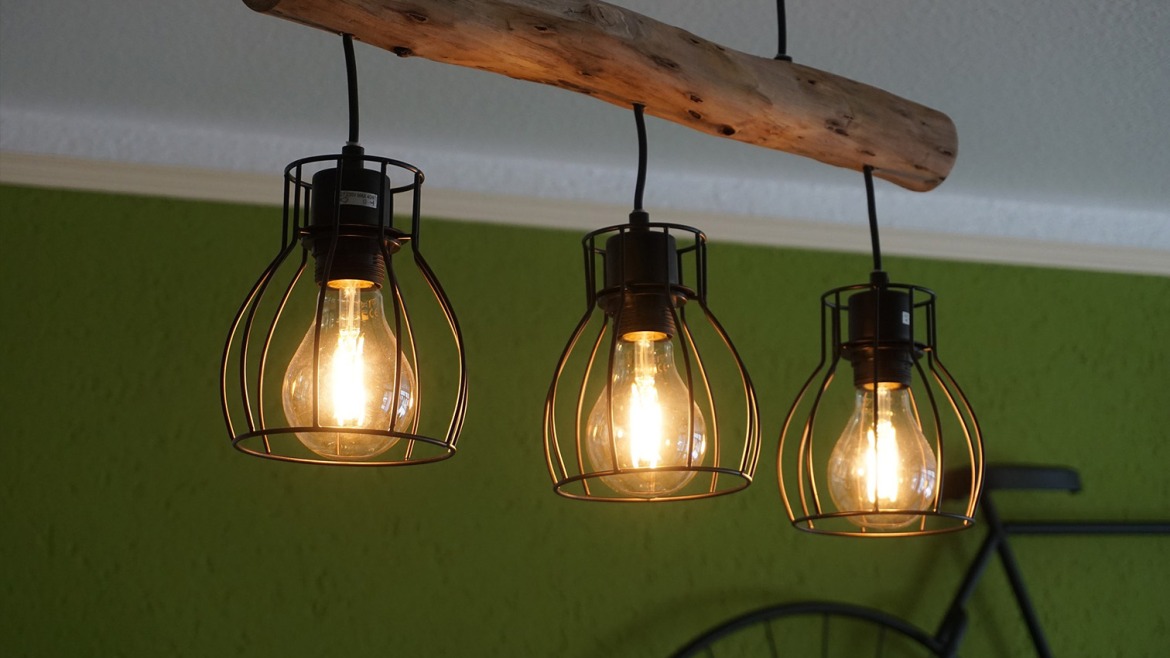 De quoi ai-je besoin comme accessoires pour monter une suspension de plafond ?