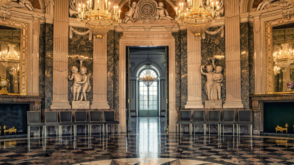 Accrochez des lampes lourdes au plafond
