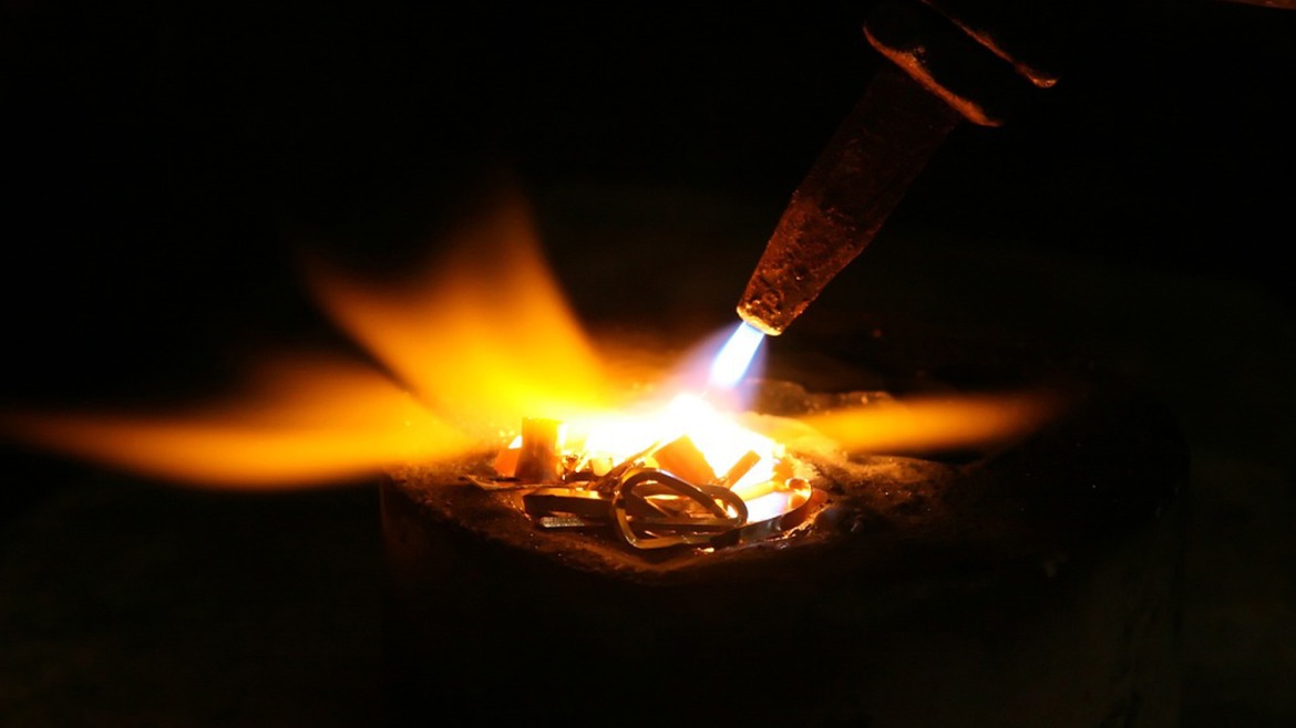 Créez votre propre lampe : le laiton et le fer comme matériaux principaux